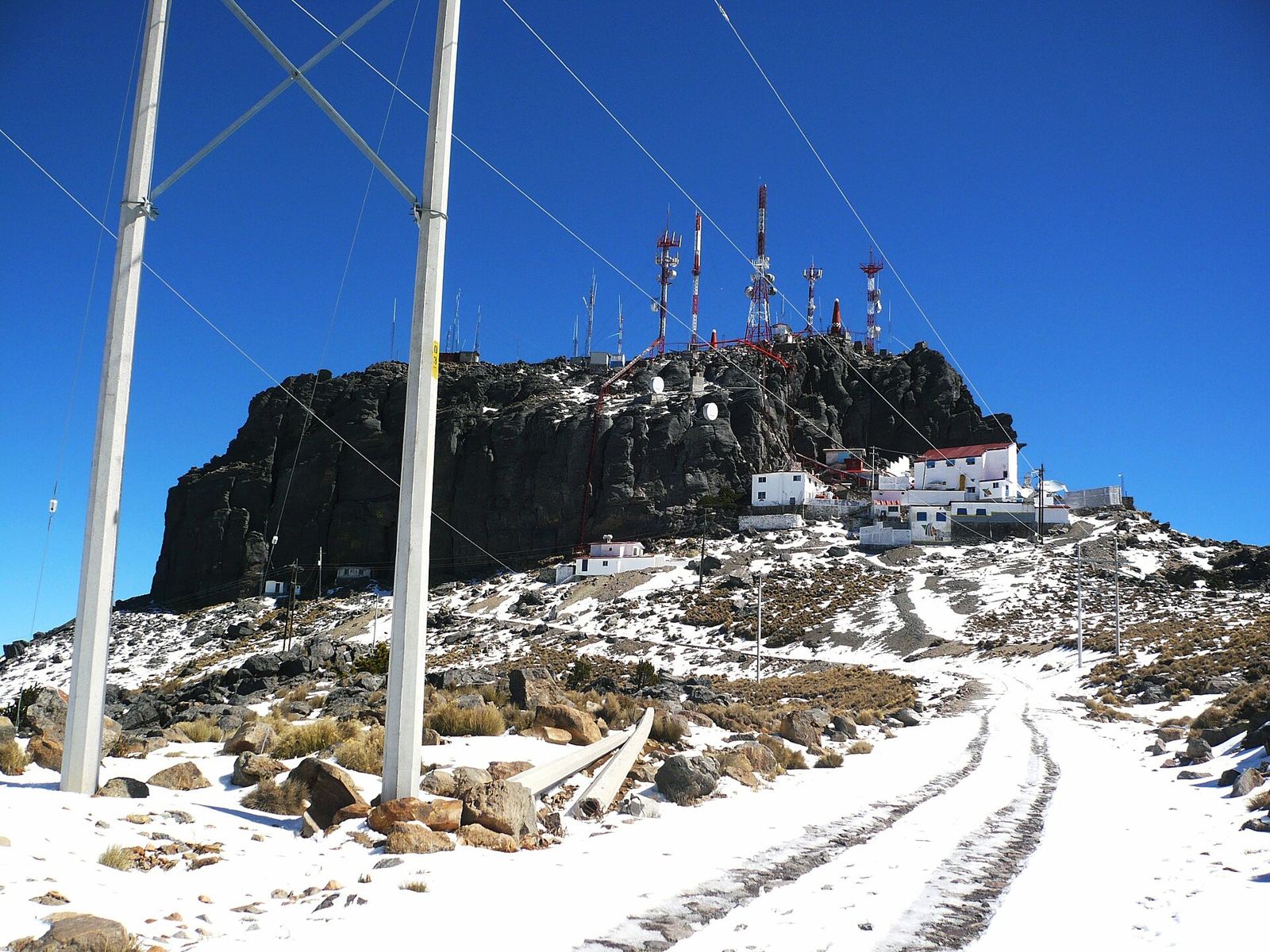 La Peña, the summit block, with its antennas